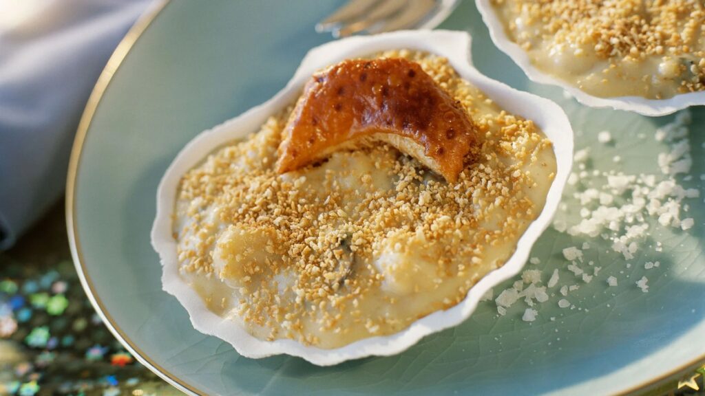 Deliciosas vieiras gratinadas con gambas crujientes